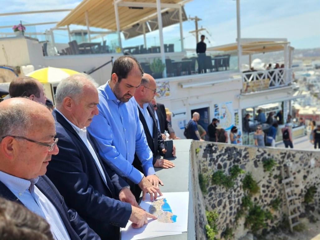 Επίσκεψη του Υπουργού Κλιματικής Κρίσης και Πολιτικής Προστασίας στη Σαντορίνη – Σύσκεψη με τοπικούς φορείς και αυτοψία στο νησί