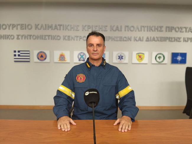 Έκτακτη ενημέρωση για τις πυρκαγιές από τον Διευθυντή Στρατηγικού Σχεδιασμού και Επικοινωνίας του Αρχηγείου Πυροσβεστικού Σώματος Αρχιπύραρχο Βασίλειο Βαθρακογιάννη