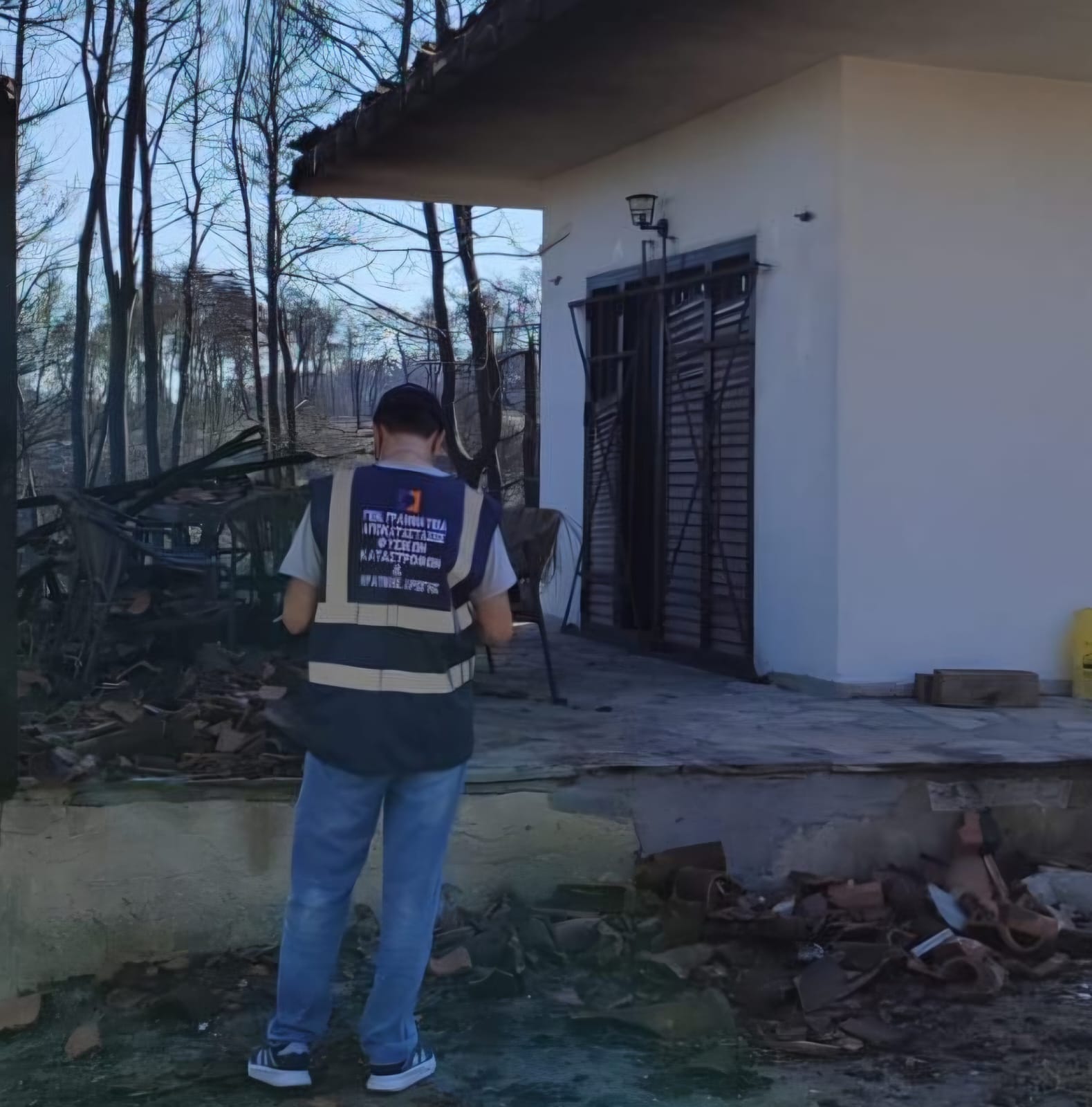 Σε εξέλιξη οι αυτοψίες – 22 πληγέντα κτίρια στο Αιάντειο Σαλαμίνας